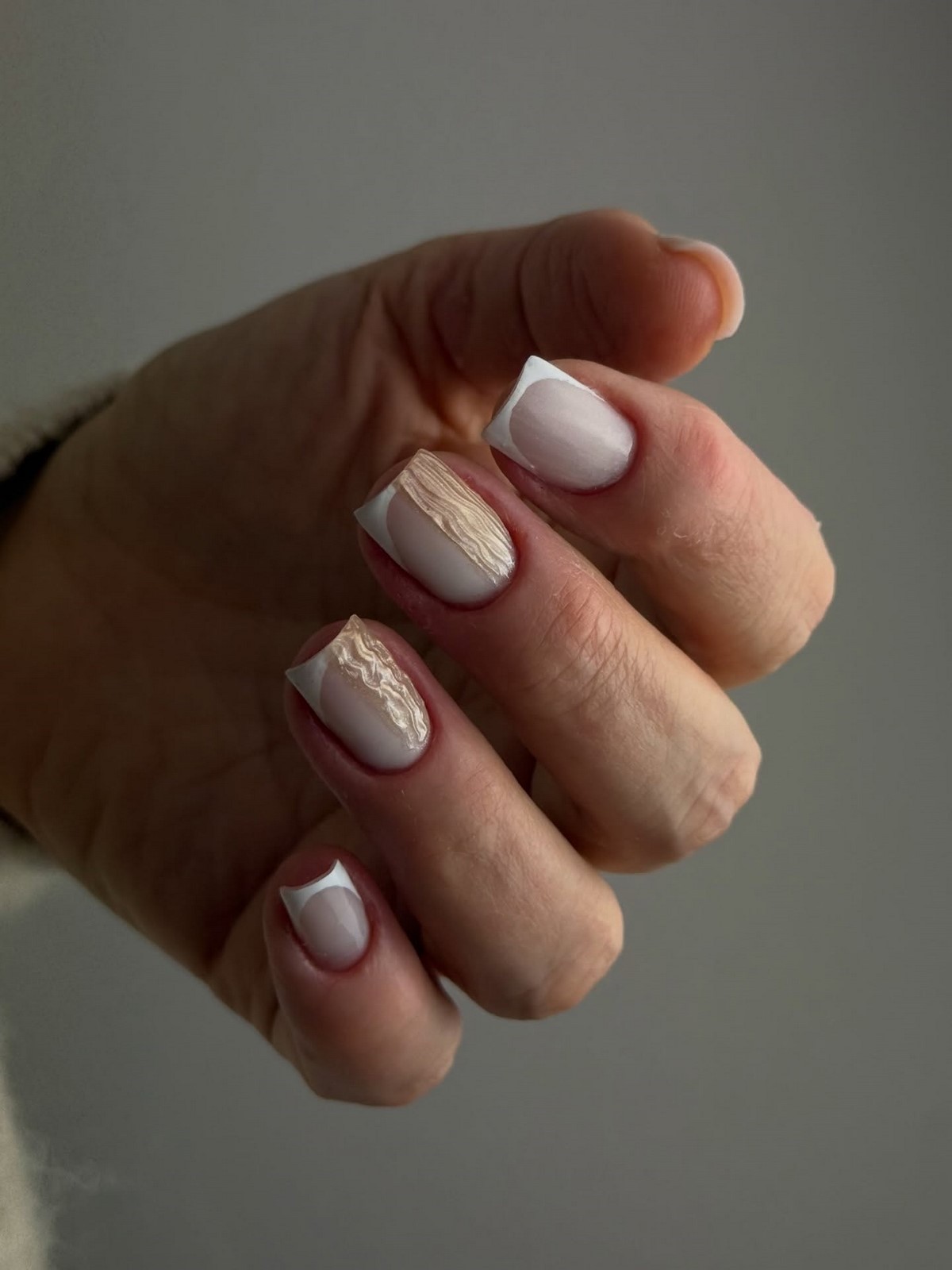 Манікюр на Новий рік 2027: тренди для коротких нігтів