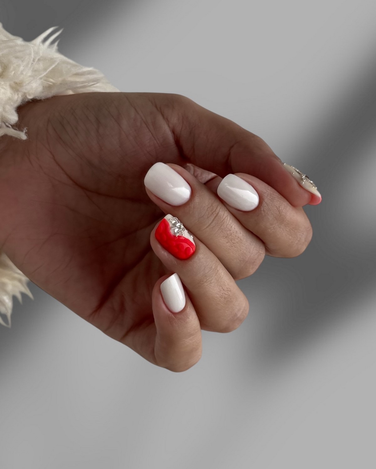 Манікюр на Новий рік 2027: тренди для коротких нігтів