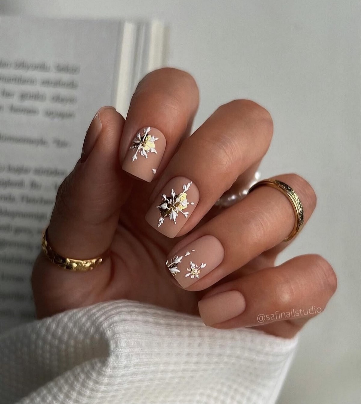 Манікюр на Новий рік 2027: тренди для коротких нігтів