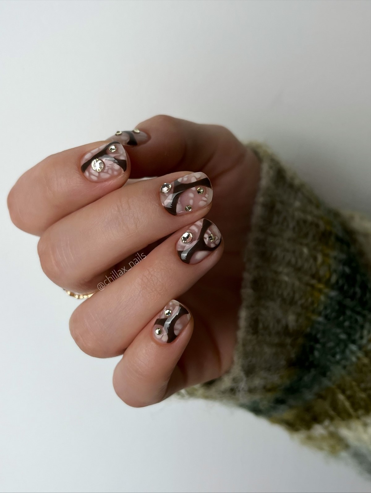 Манікюр на Новий рік 2027: тренди для коротких нігтів