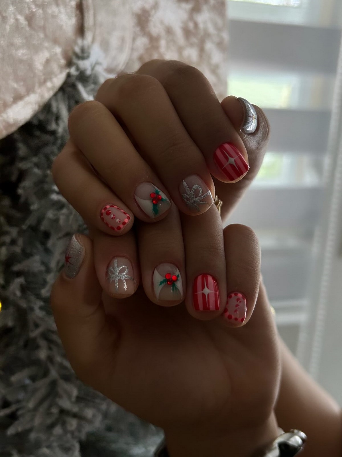 Манікюр на Новий рік 2027: тренди для коротких нігтів