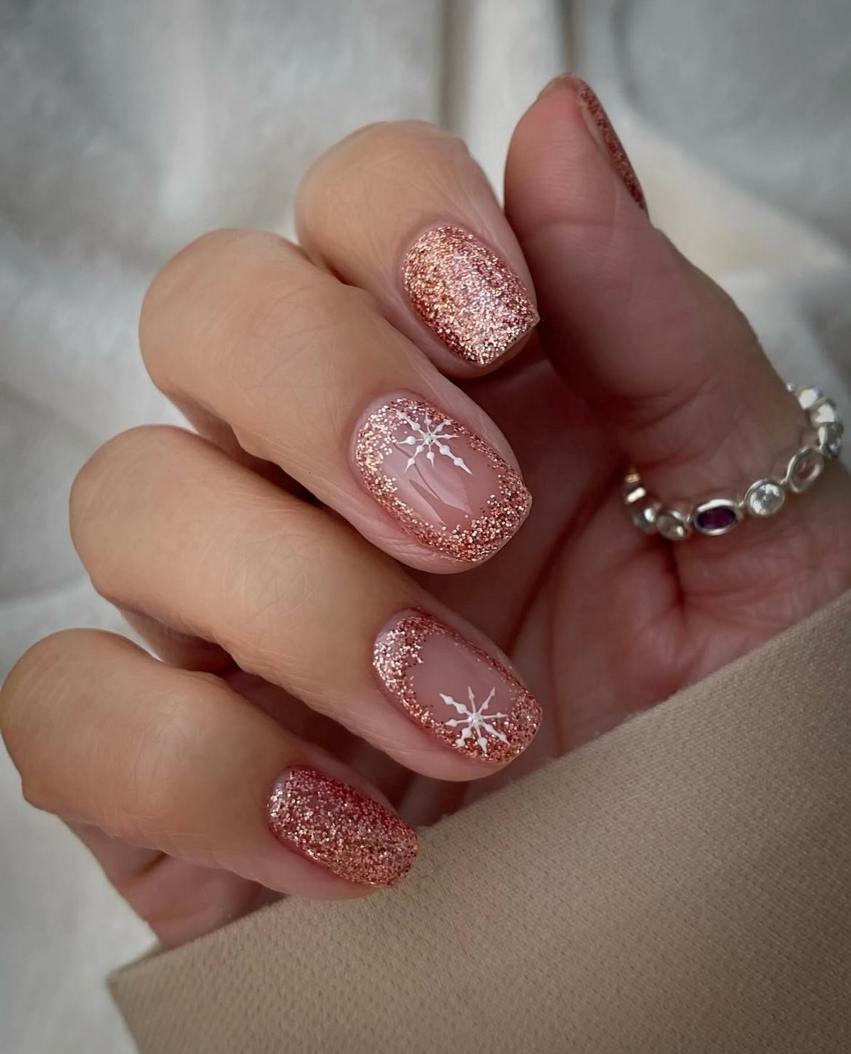 Манікюр на Новий рік 2027: тренди для коротких нігтів