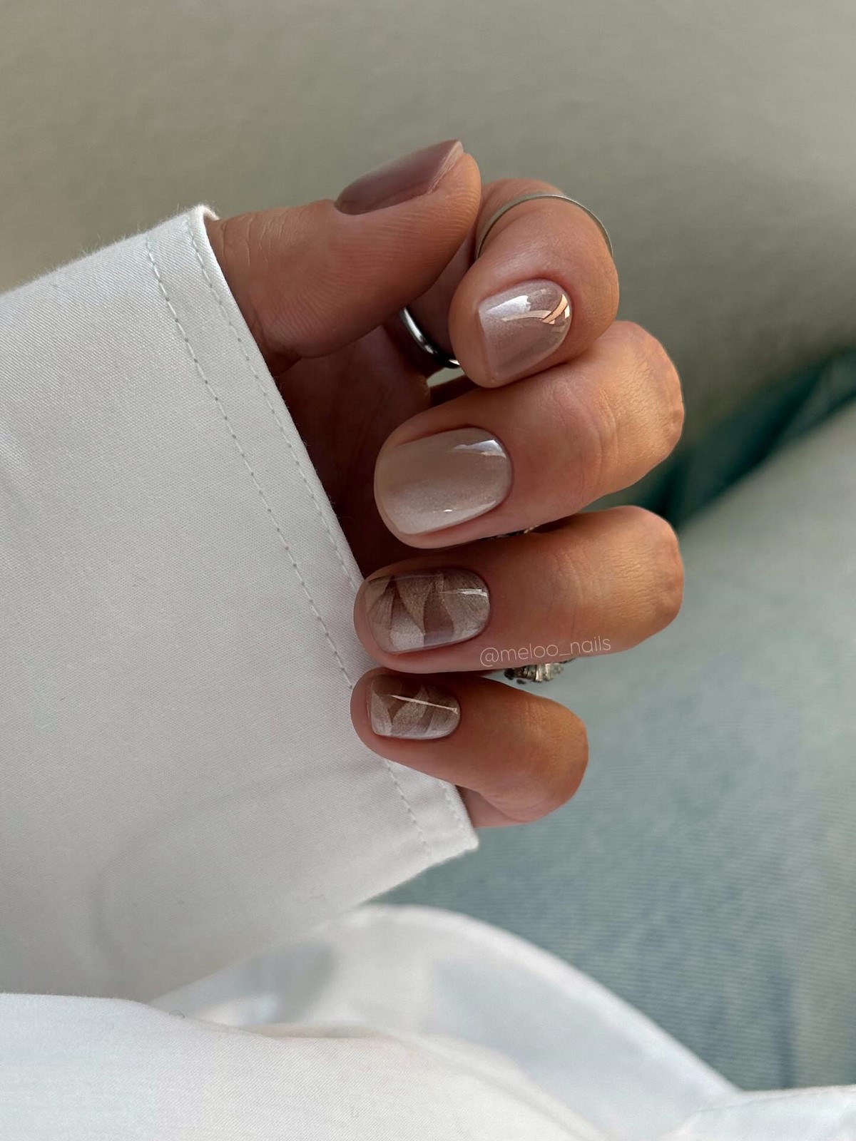 Манікюр на Новий рік 2027: тренди для коротких нігтів