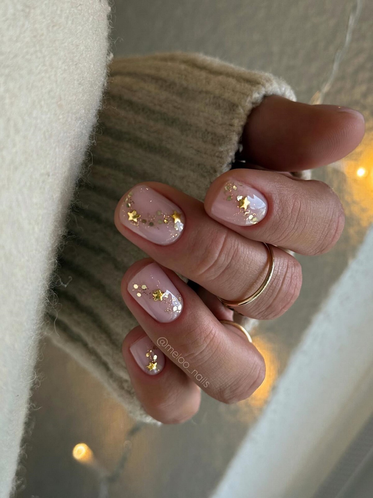 Манікюр на Новий рік 2027: тренди для коротких нігтів