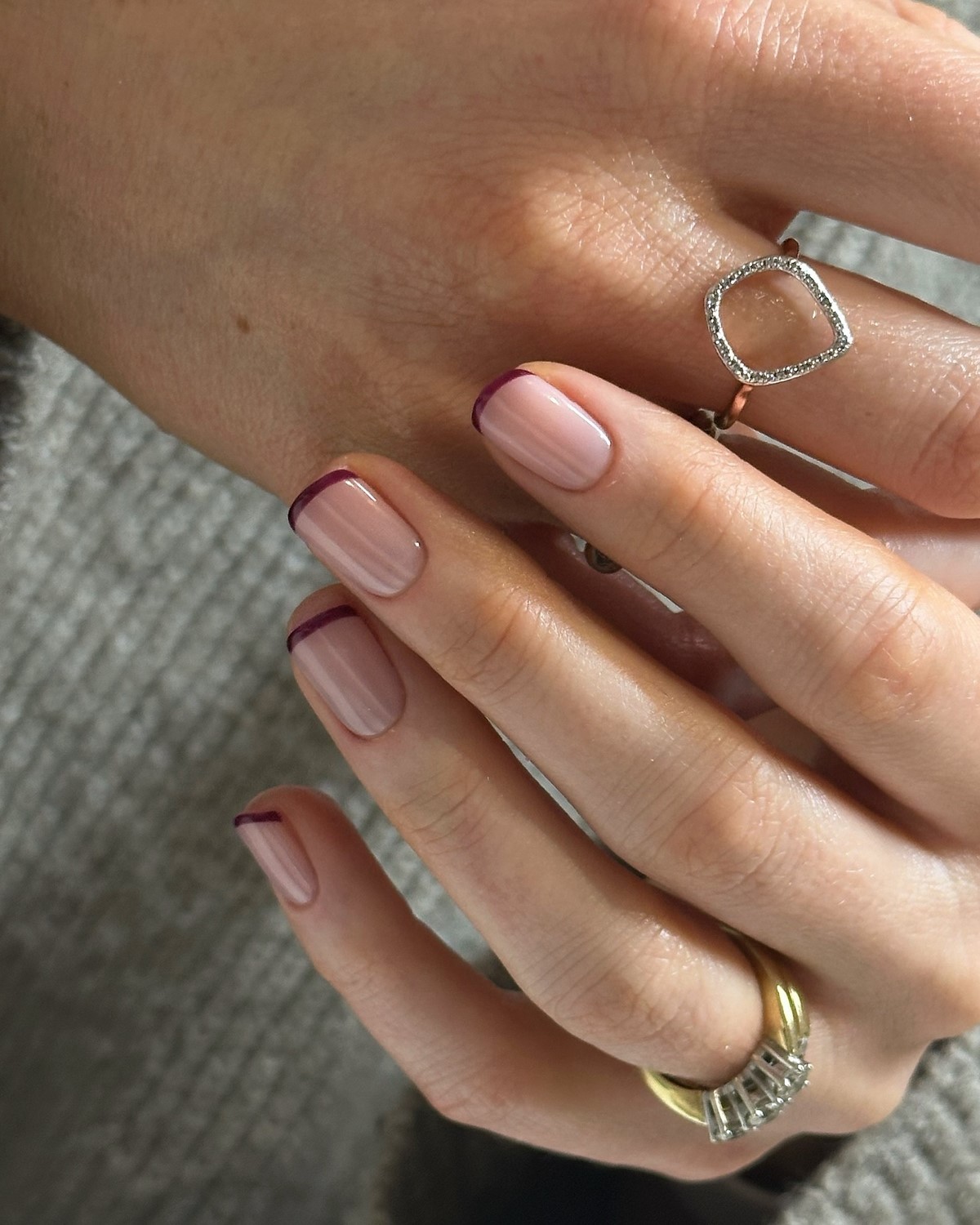 Манікюр на Новий рік 2027: тренди для коротких нігтів