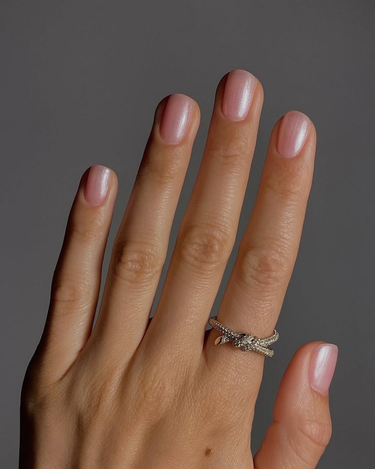 Манікюр на Новий рік 2027: тренди для коротких нігтів