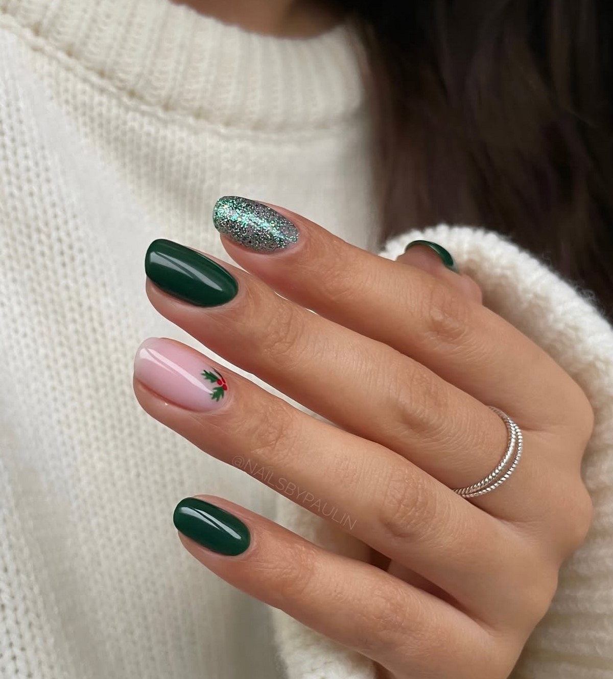 Манікюр на Новий рік 2027: тренди для коротких нігтів