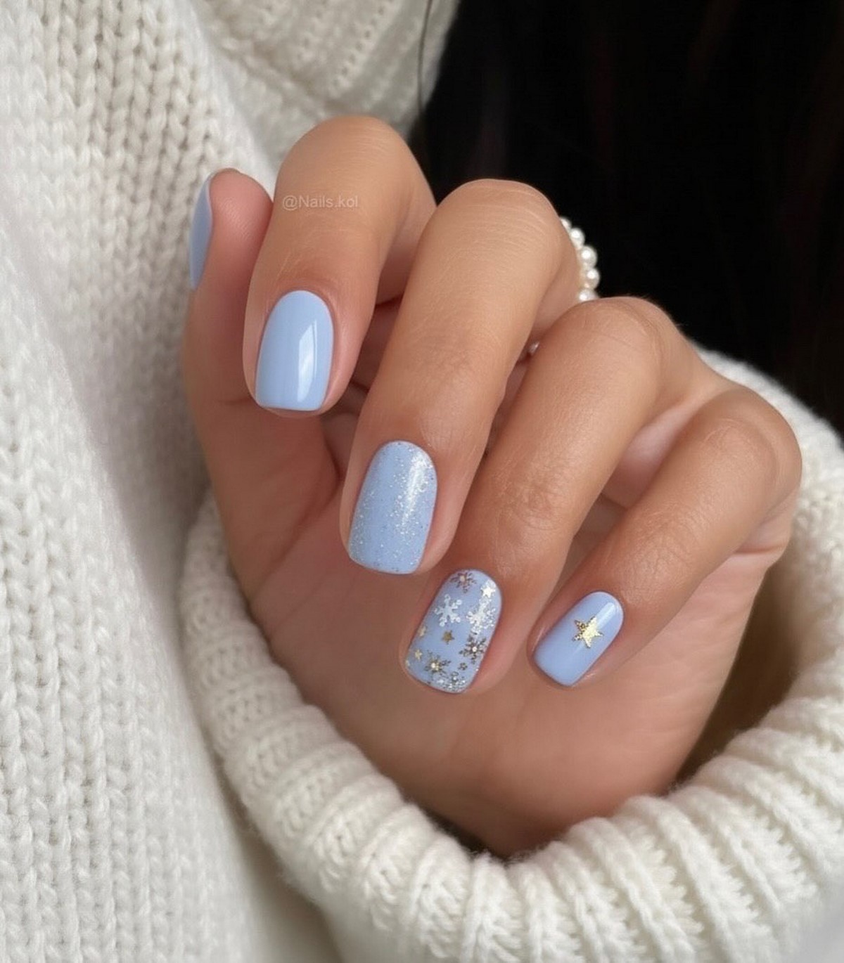 Манікюр на Новий рік 2027: тренди для коротких нігтів