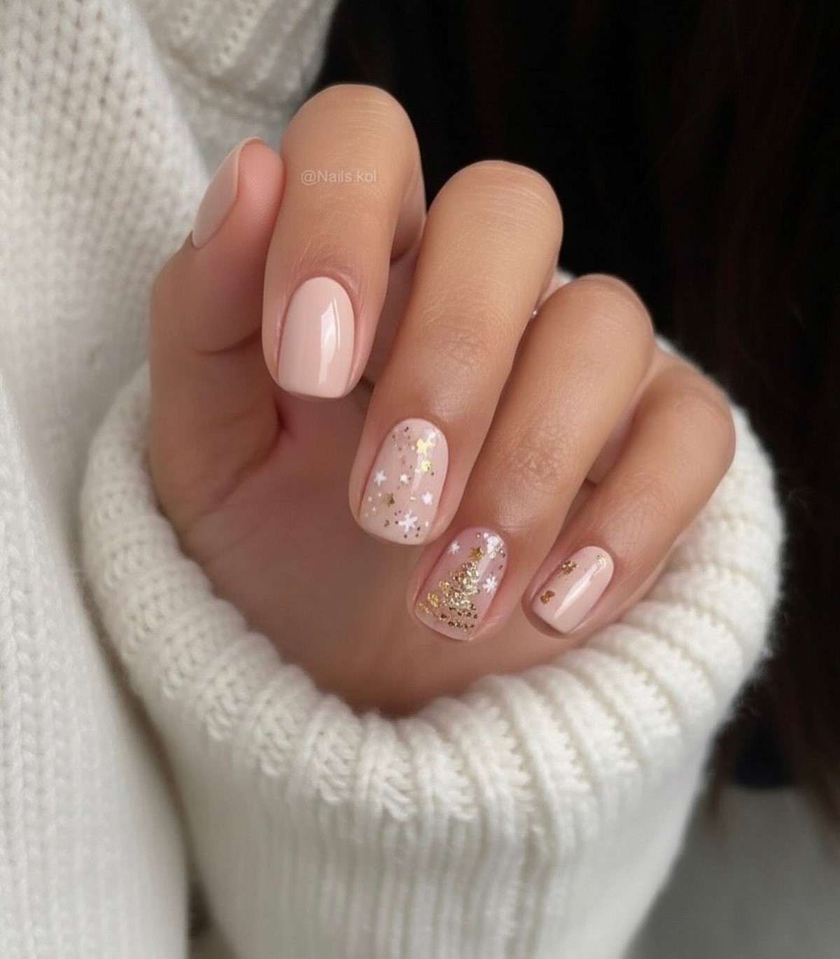 Манікюр на Новий рік 2027: тренди для коротких нігтів