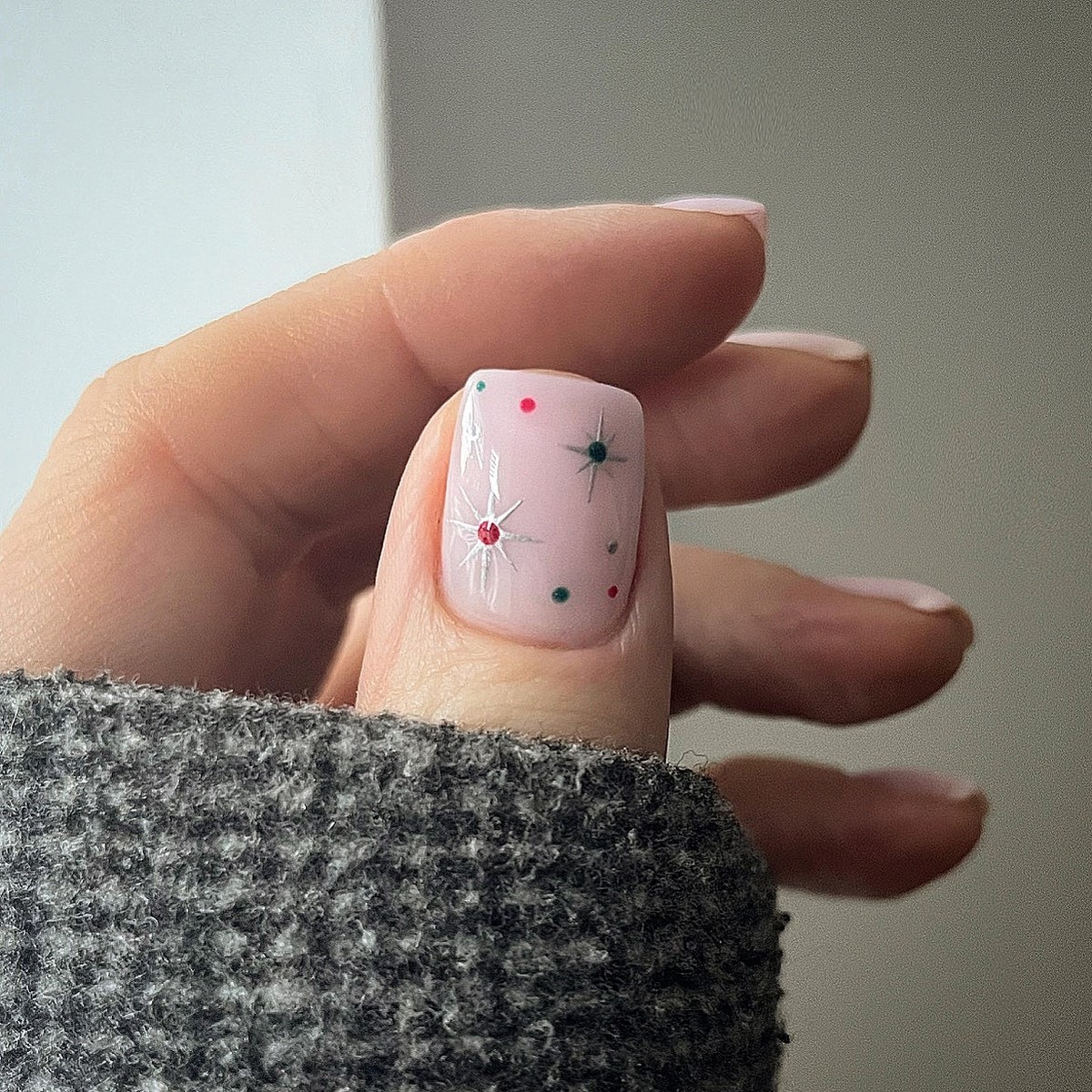 Манікюр на Новий рік 2027: тренди для коротких нігтів