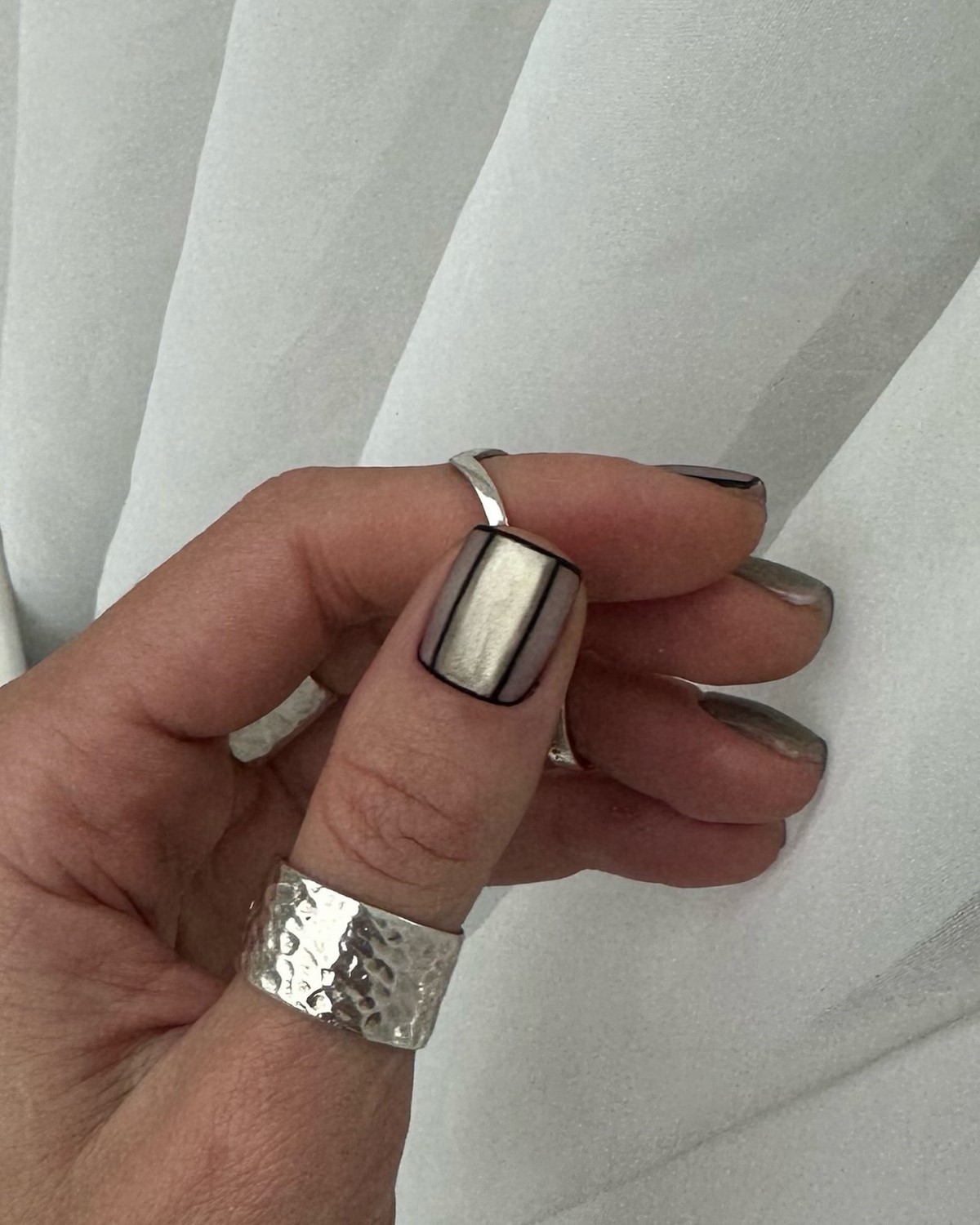 Манікюр на Новий рік 2027: тренди для коротких нігтів