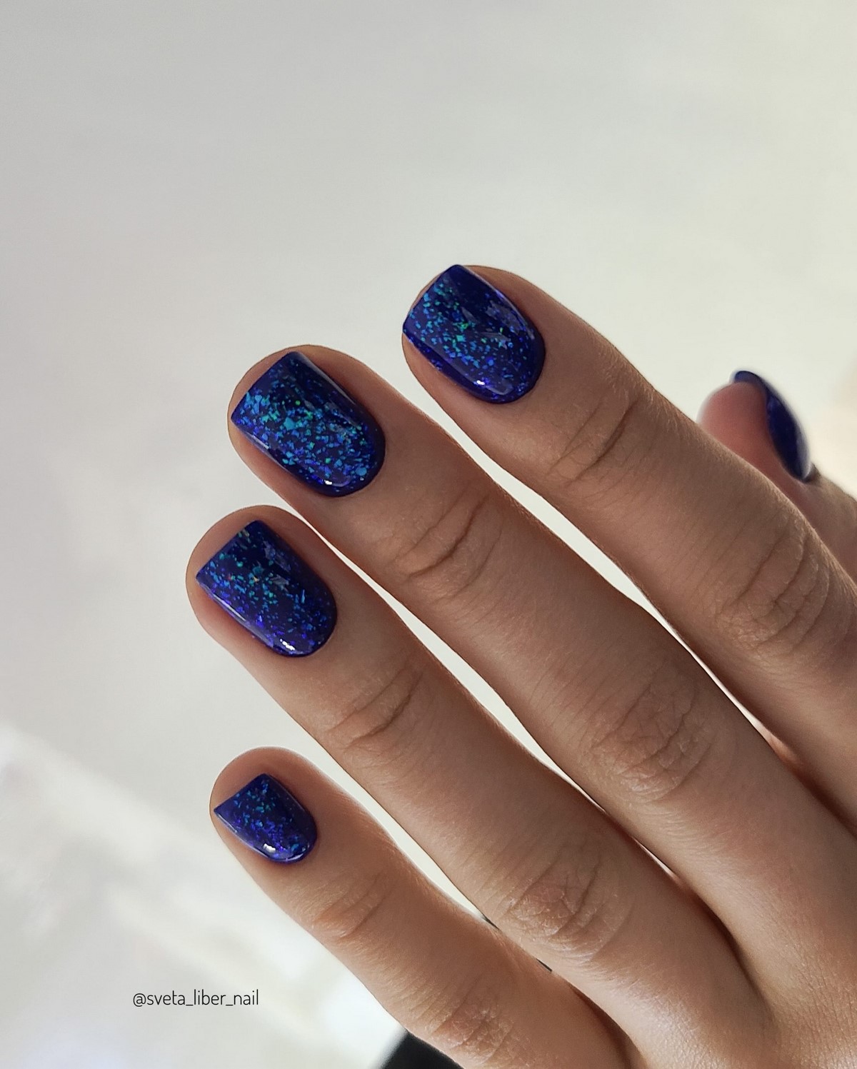 Манікюр на Новий рік 2027: тренди для коротких нігтів