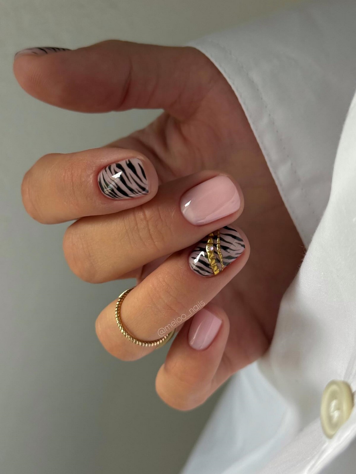Манікюр із золотими мотивами у січні 2026 року