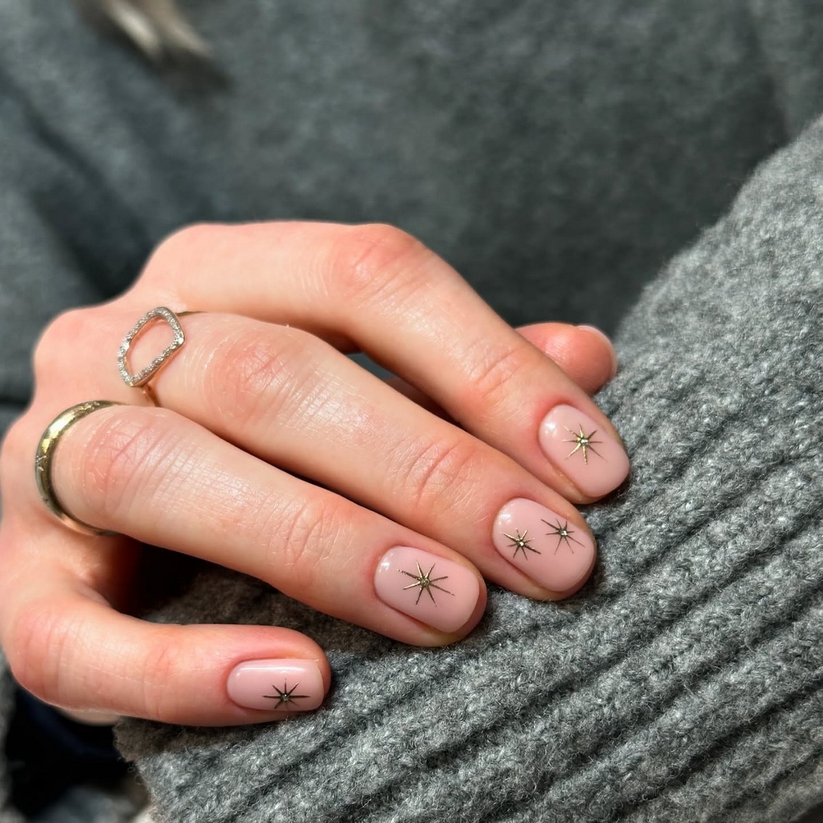 Манікюр із золотими мотивами у січні 2026 року