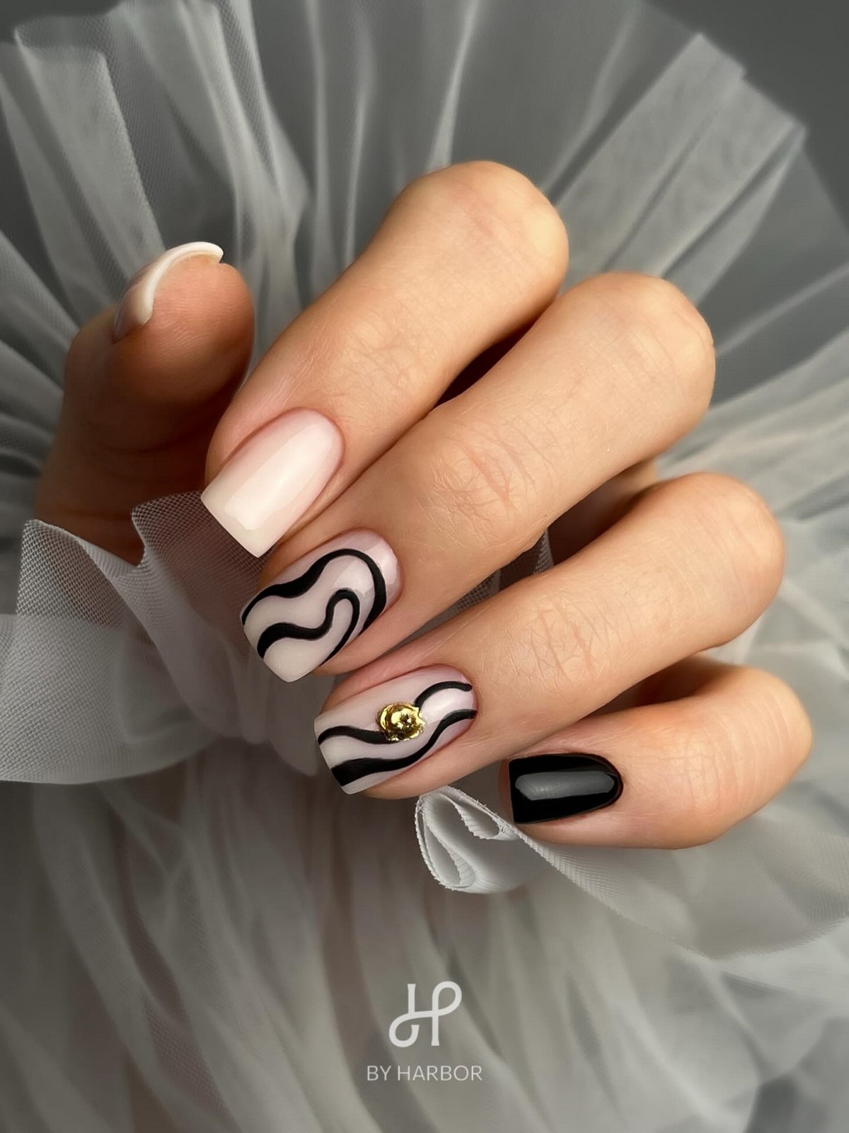 Манікюр із золотими мотивами у січні 2026 року