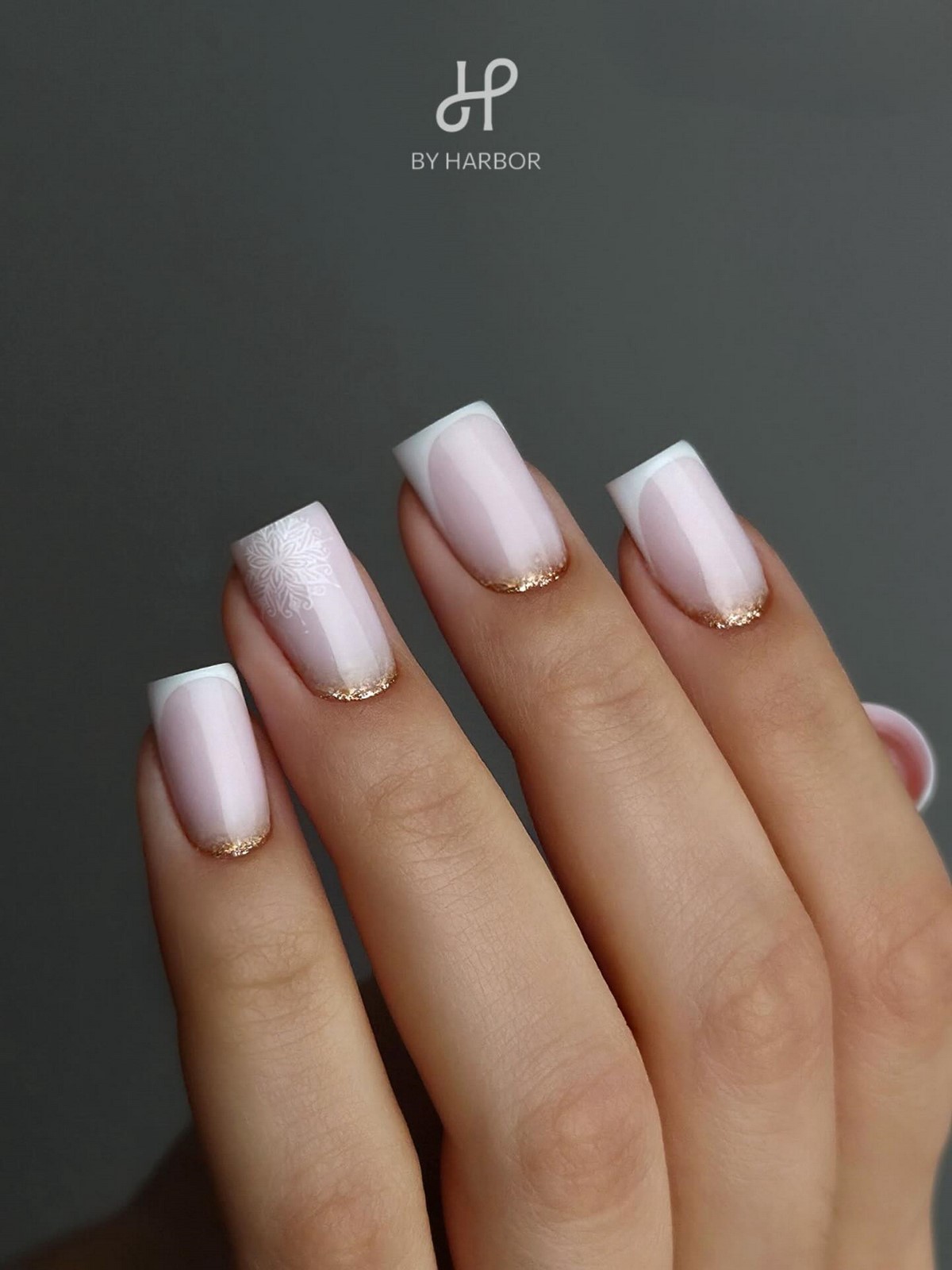 Манікюр із золотими мотивами у січні 2026 року