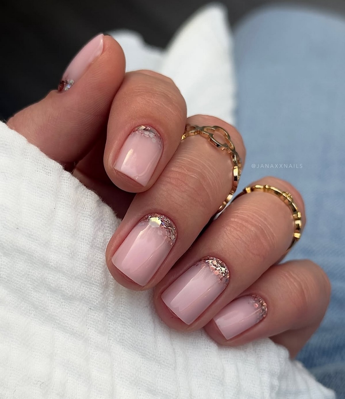 Манікюр із золотими мотивами у січні 2026 року