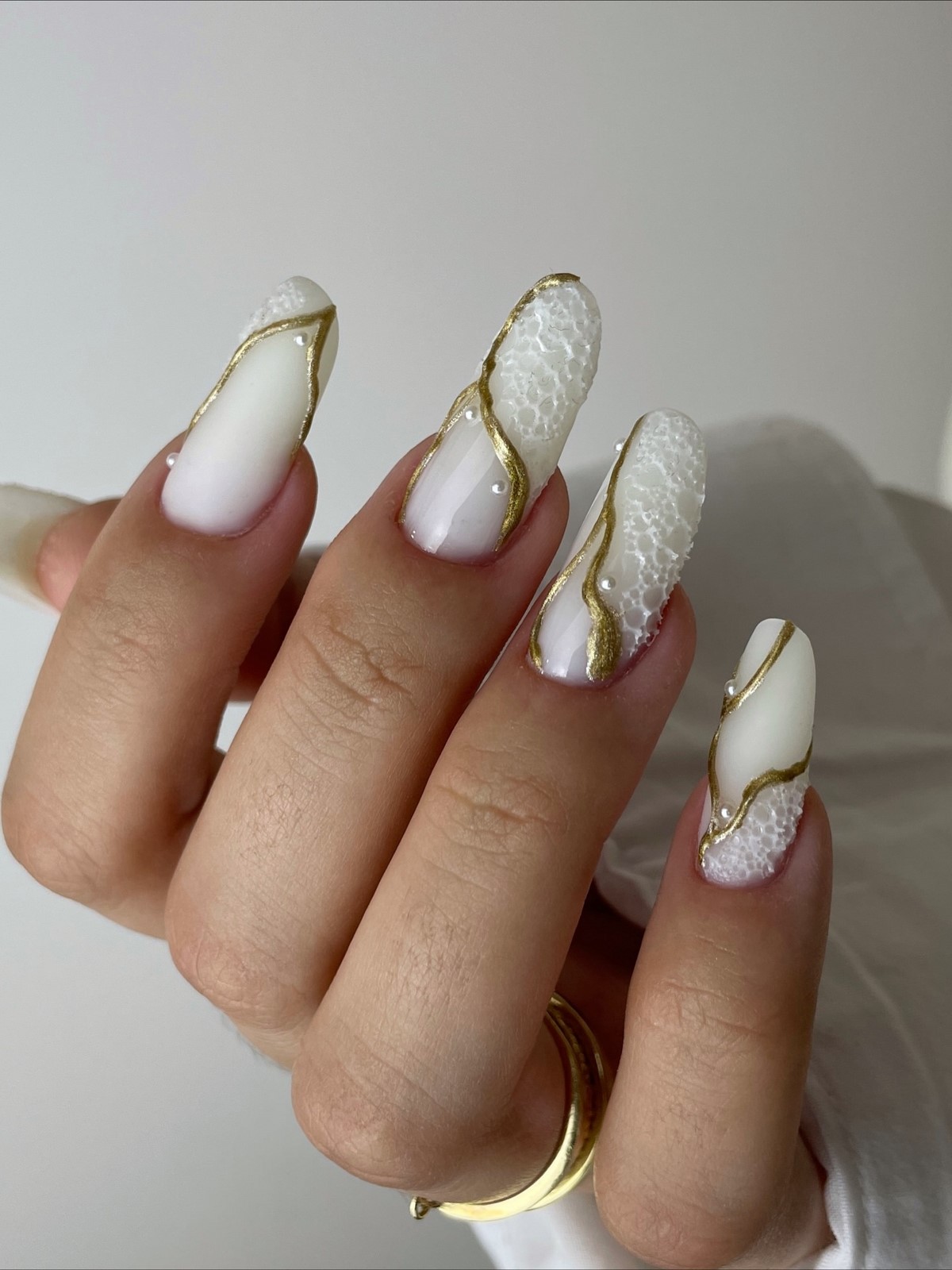 Манікюр із золотими мотивами у січні 2026 року