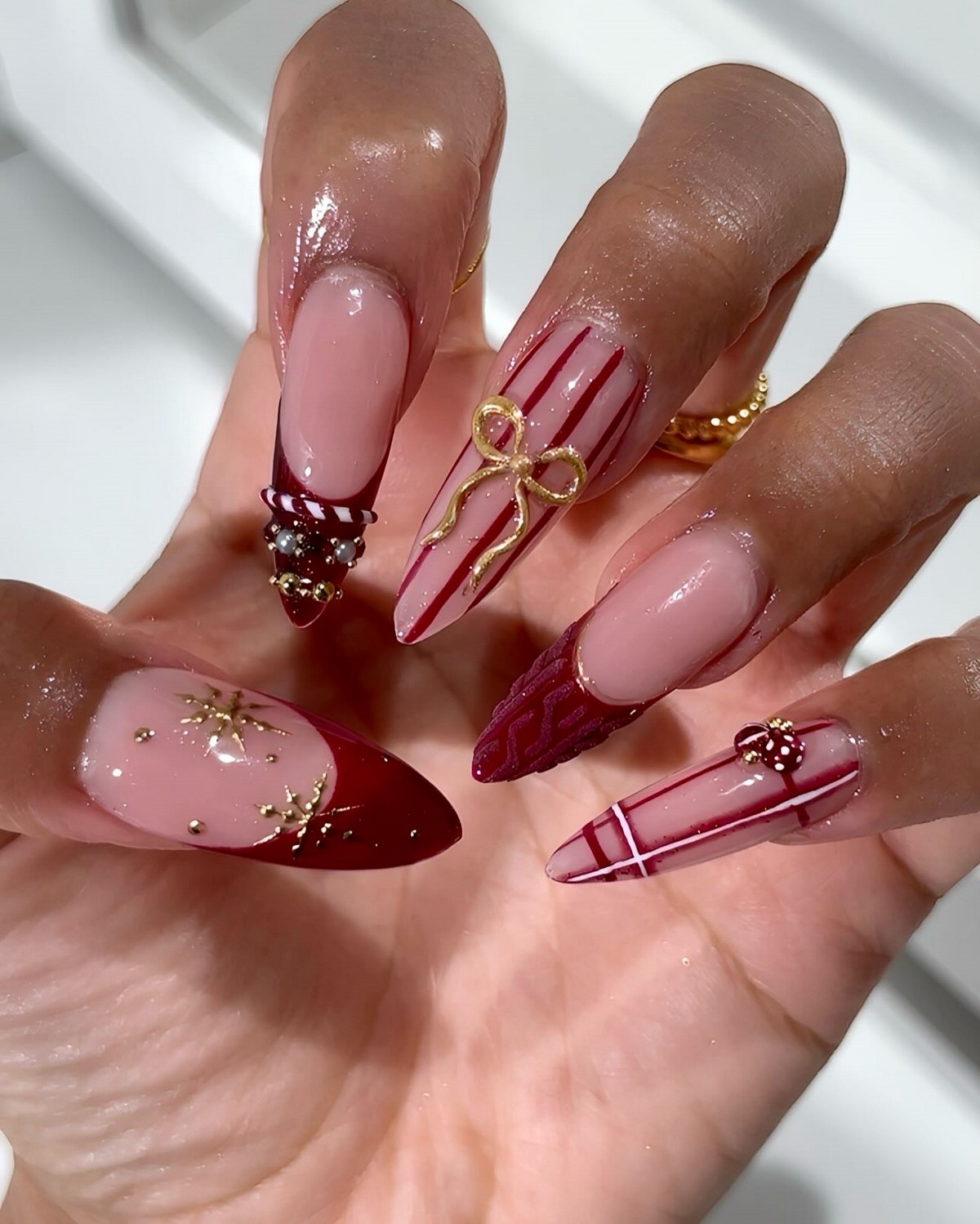 Манікюр із золотими мотивами у січні 2026 року