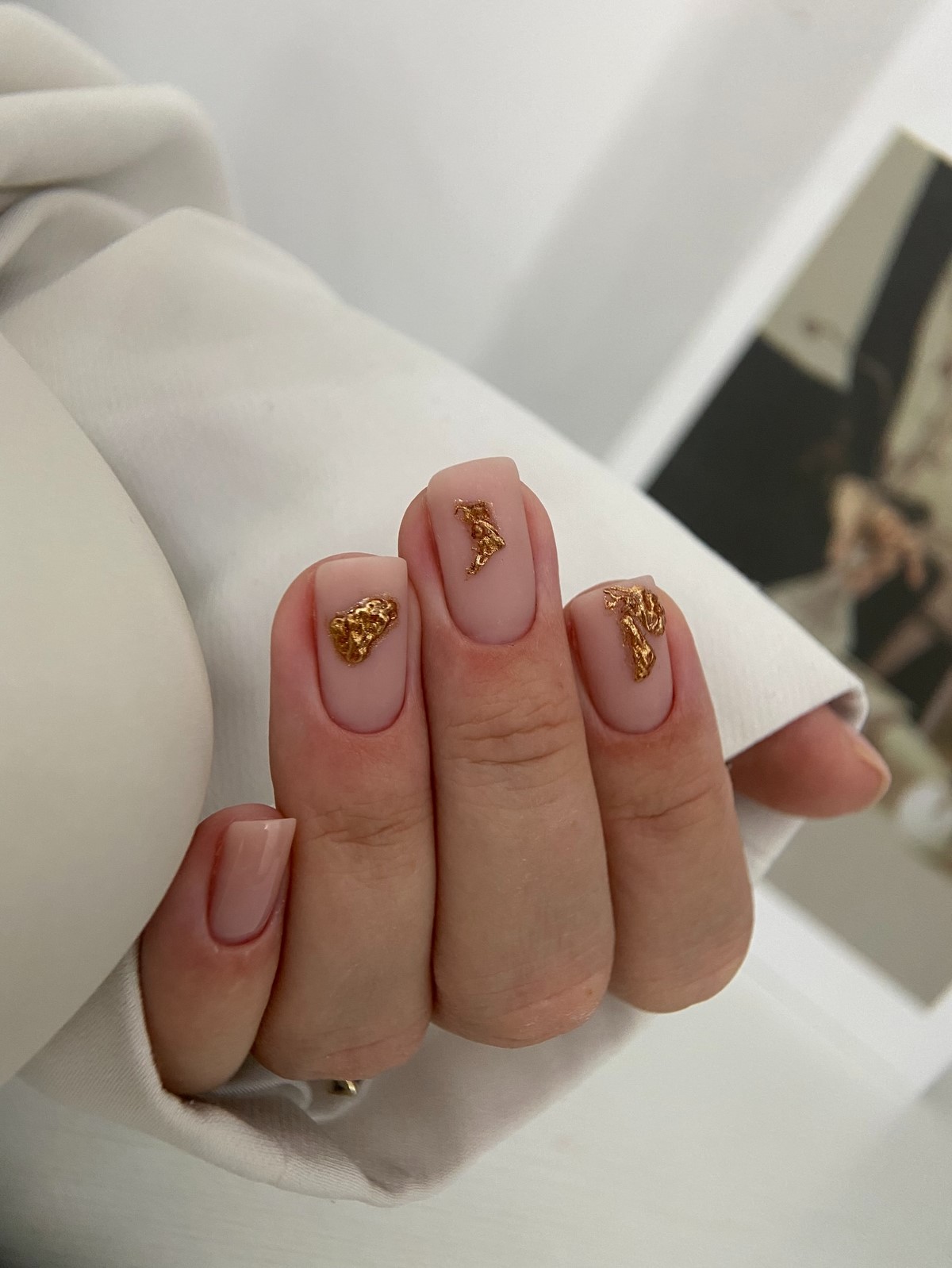 Манікюр із золотими мотивами у січні 2026 року