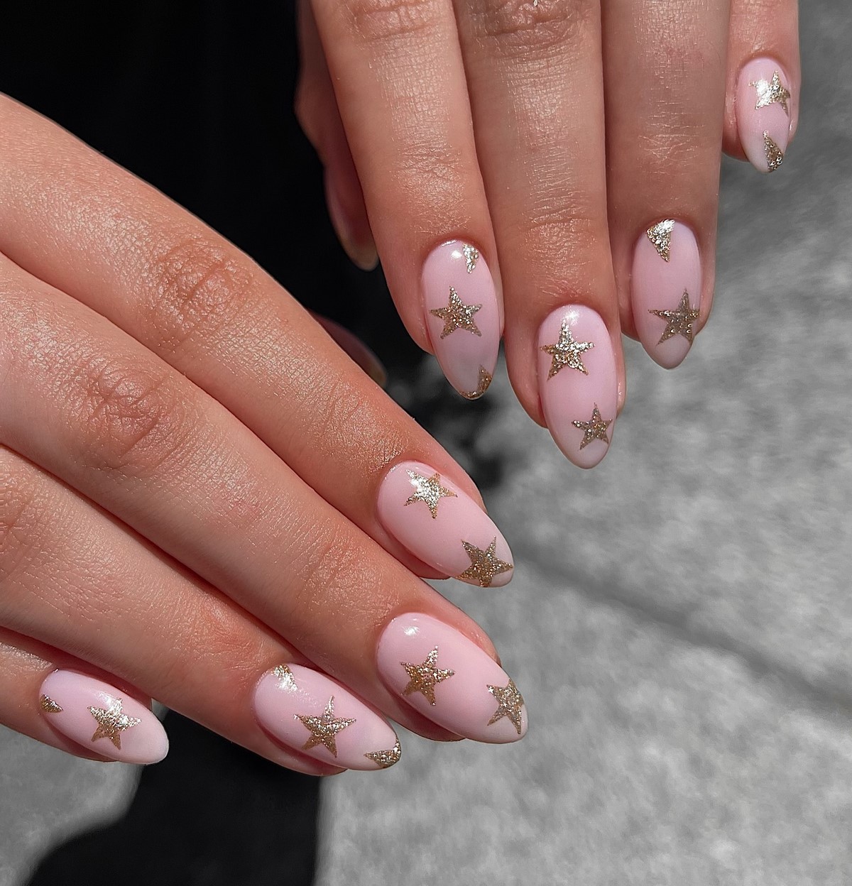 Манікюр із золотими мотивами у січні 2026 року