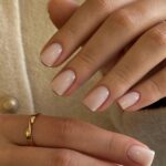 Манікюр на короткі квадратні нігті у нюдовому відтінку