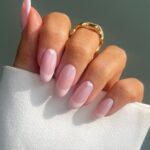 Ніжний френч манікюр в блідо-рожевому кольорі з сердечками