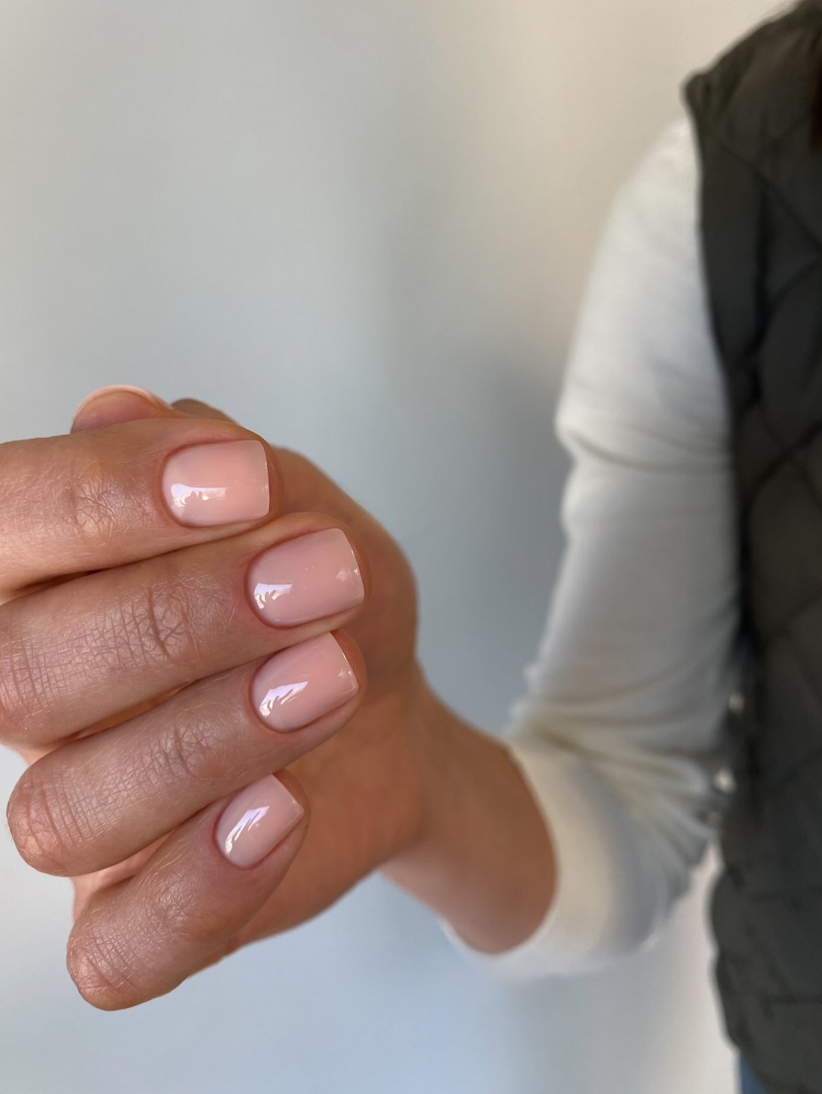 Манікюр без дизайну на короткі нігті для акуратного образу