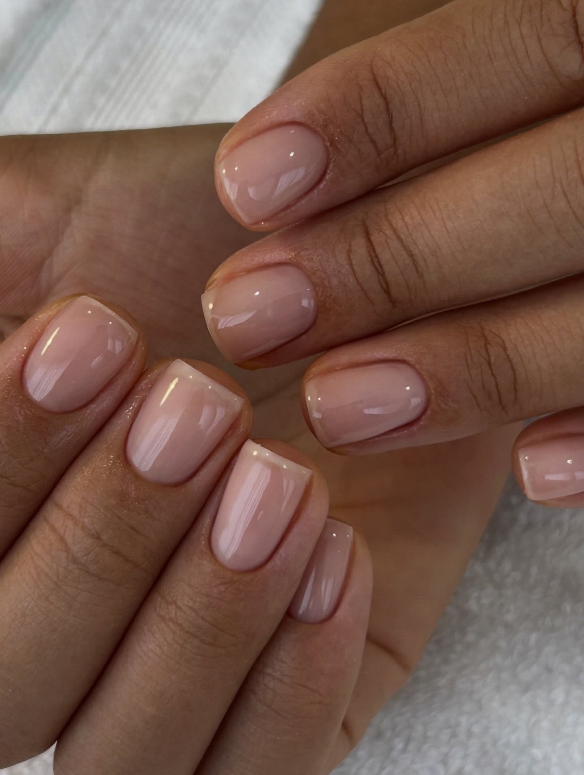 Манікюр без дизайну на короткі нігті для акуратного образу