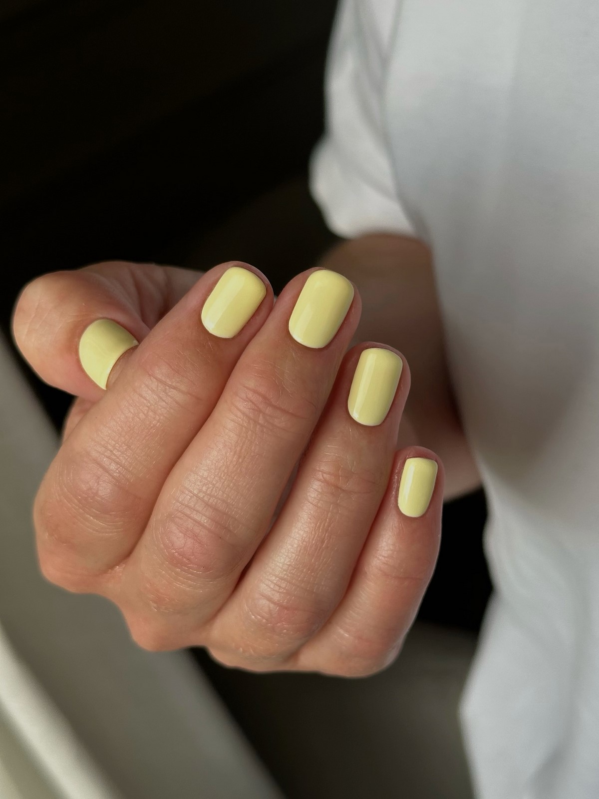 Манікюр без дизайну на короткі нігті для акуратного образу