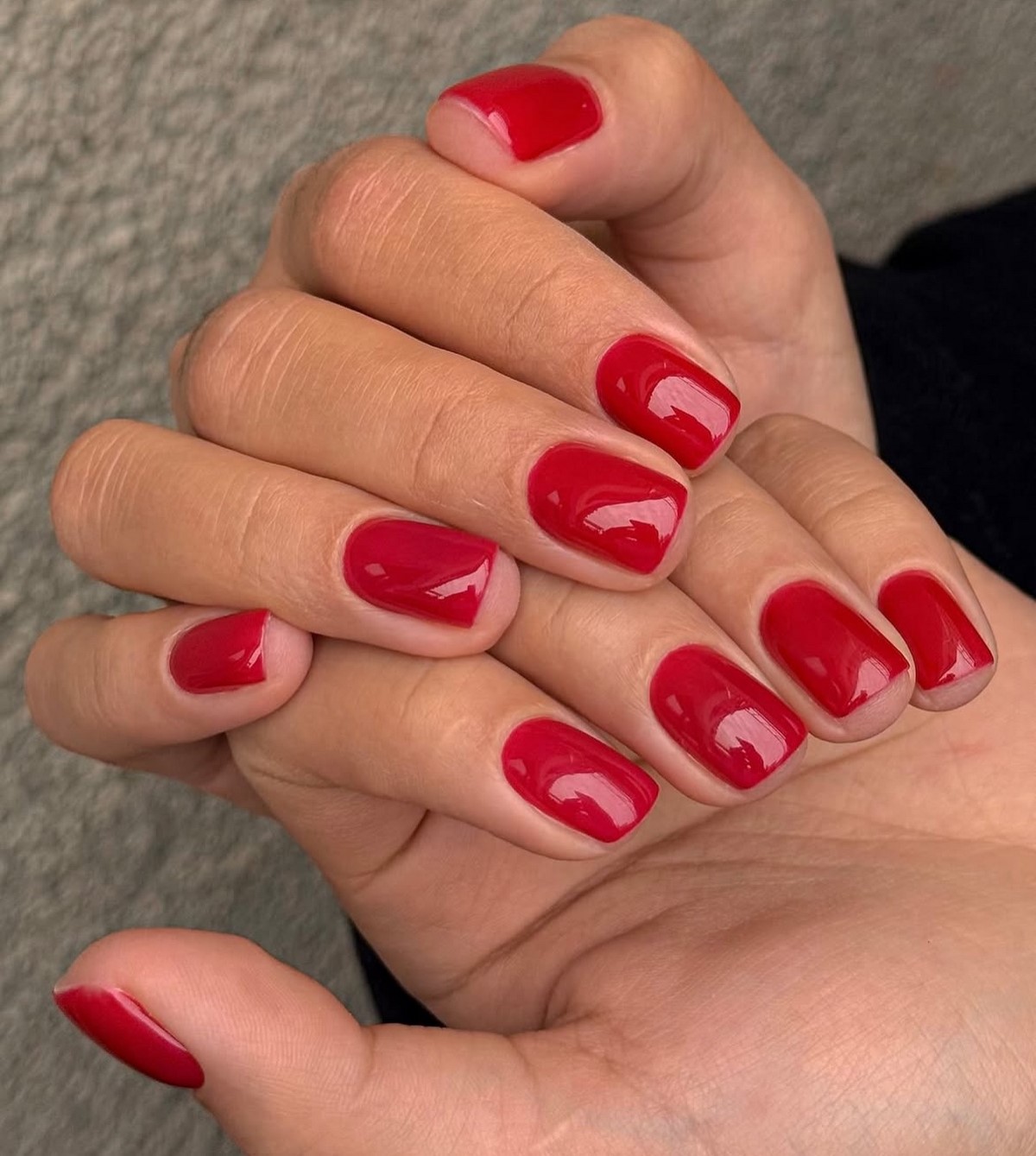 Манікюр без дизайну на короткі нігті для акуратного образу