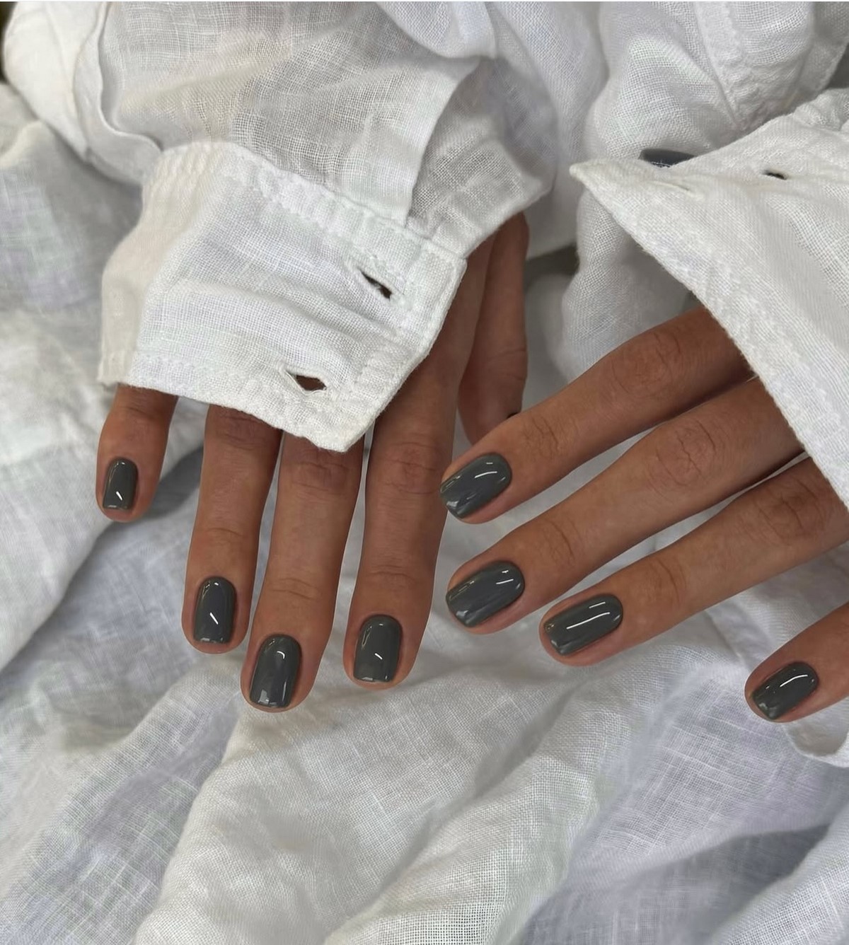 Манікюр без дизайну на короткі нігті для акуратного образу