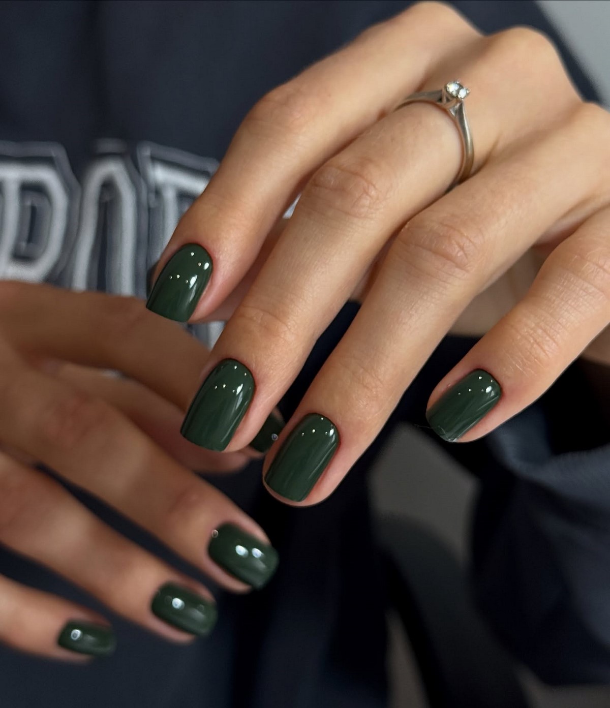 Манікюр без дизайну на короткі нігті для акуратного образу