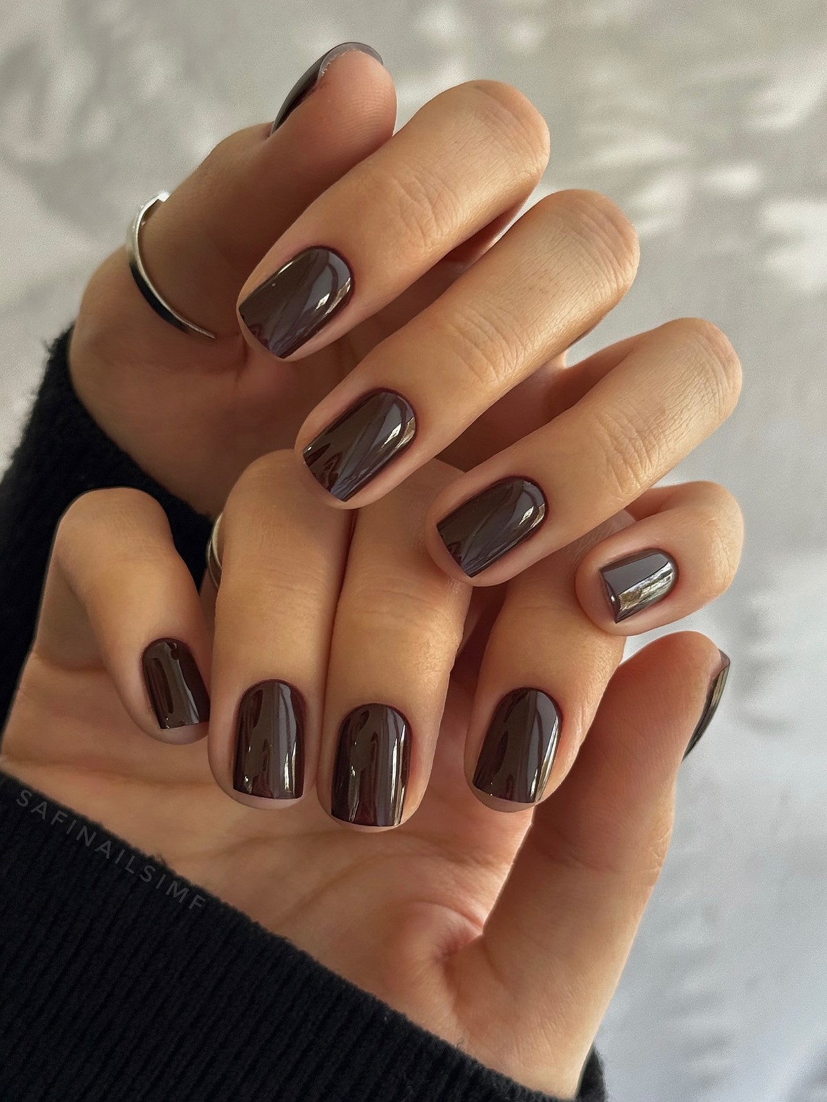 Манікюр без дизайну на короткі нігті для акуратного образу