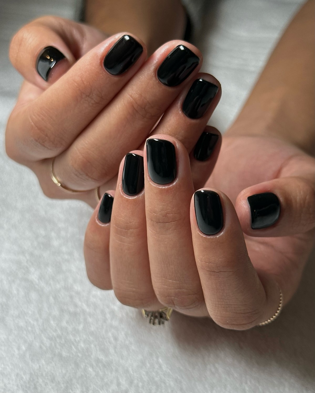 Манікюр без дизайну на короткі нігті для акуратного образу