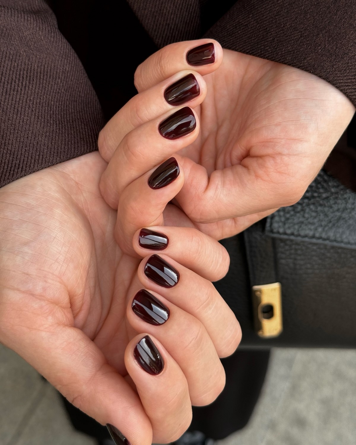 Манікюр без дизайну на короткі нігті для акуратного образу