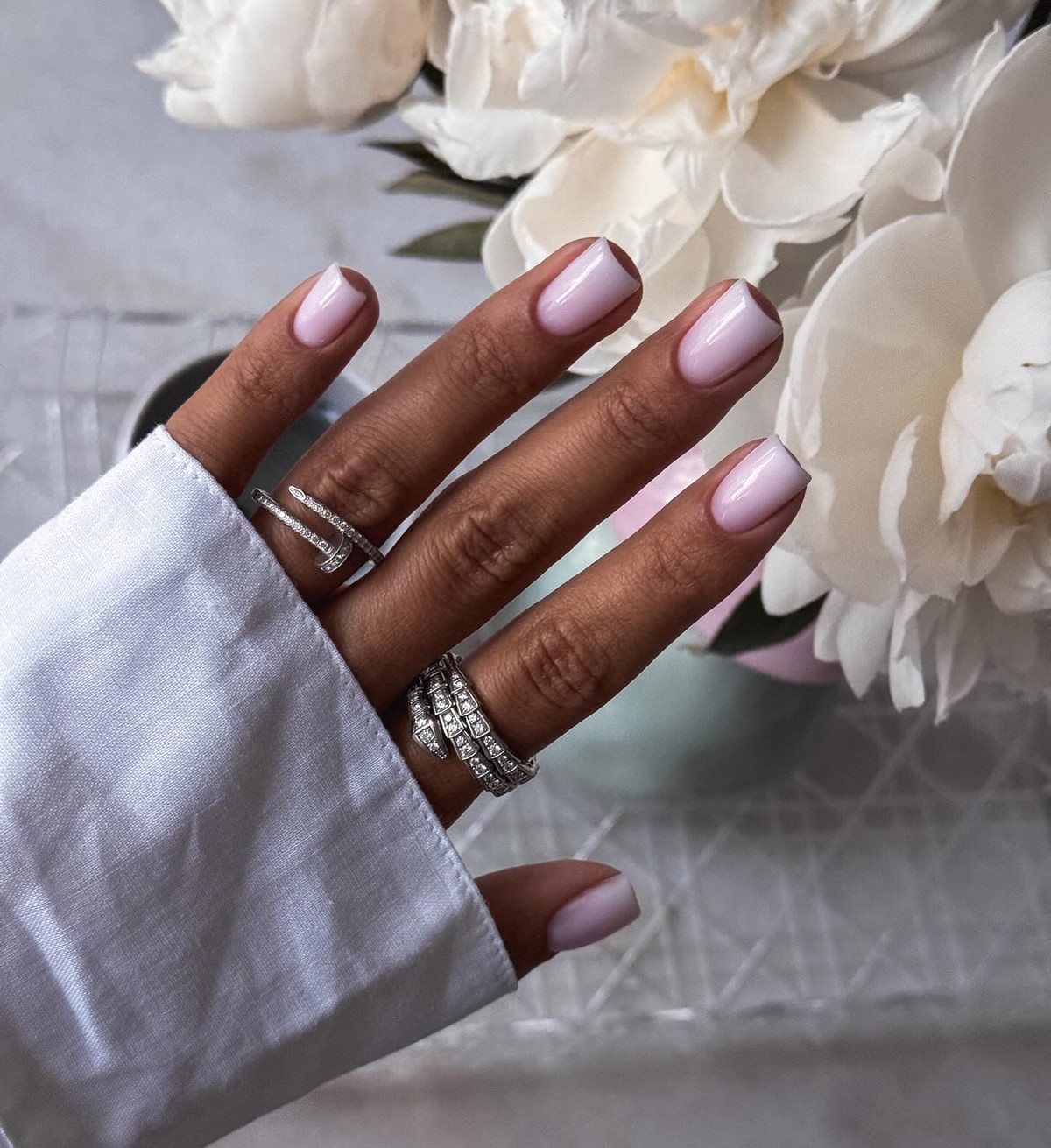 Манікюр без дизайну на короткі нігті для акуратного образу