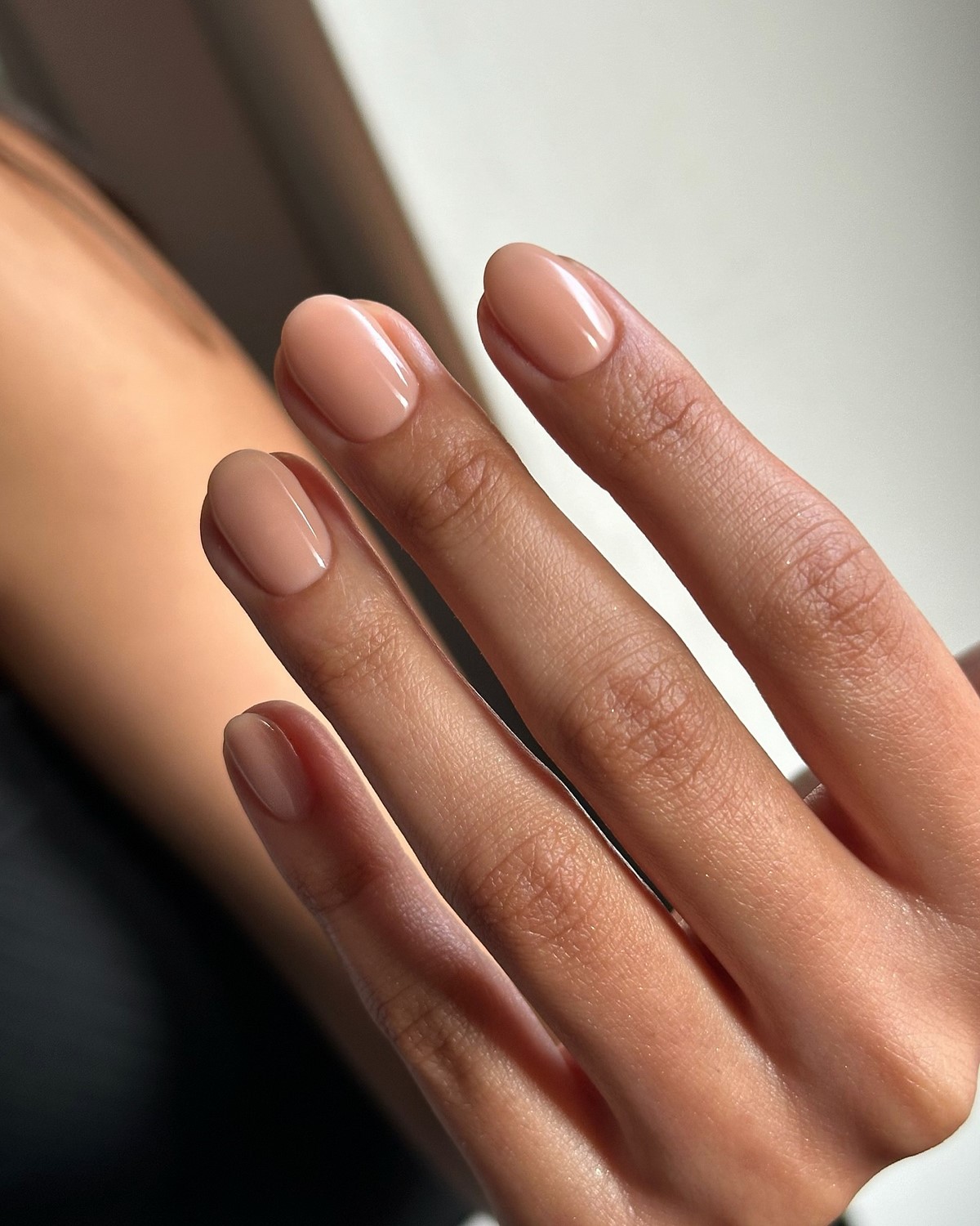 Манікюр без дизайну на короткі нігті для акуратного образу