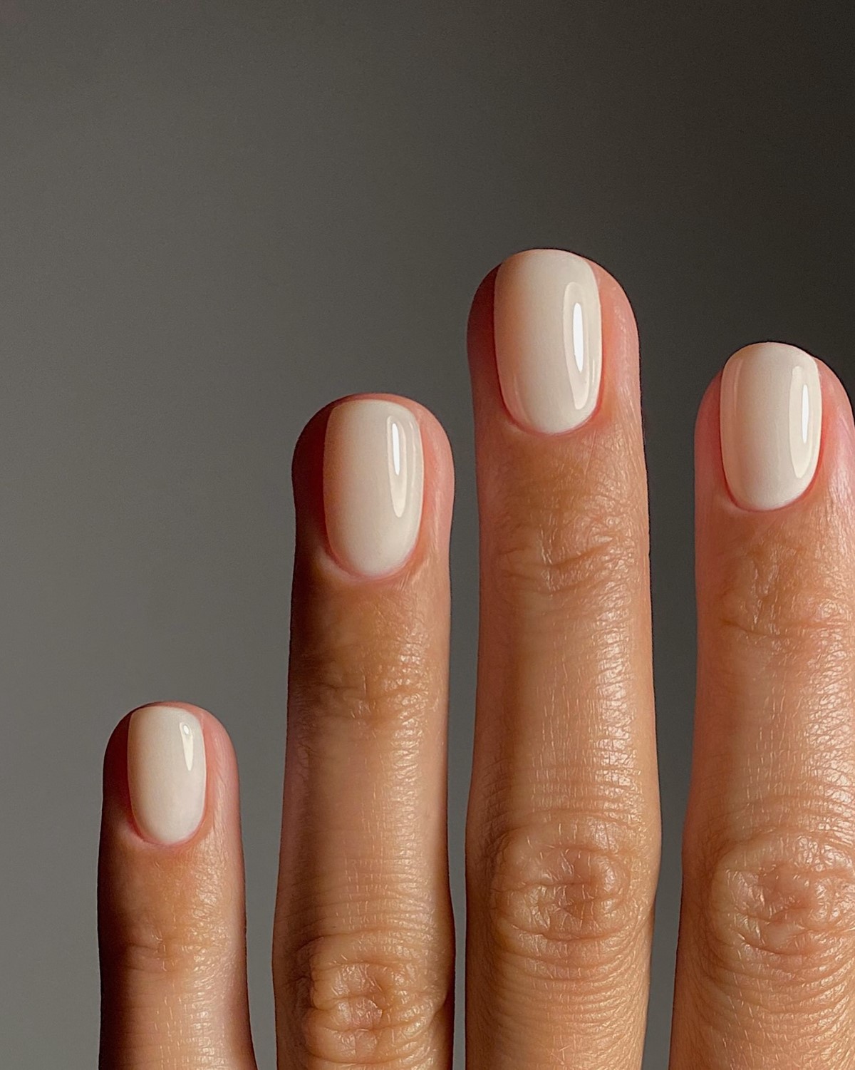 Манікюр без дизайну на короткі нігті для акуратного образу