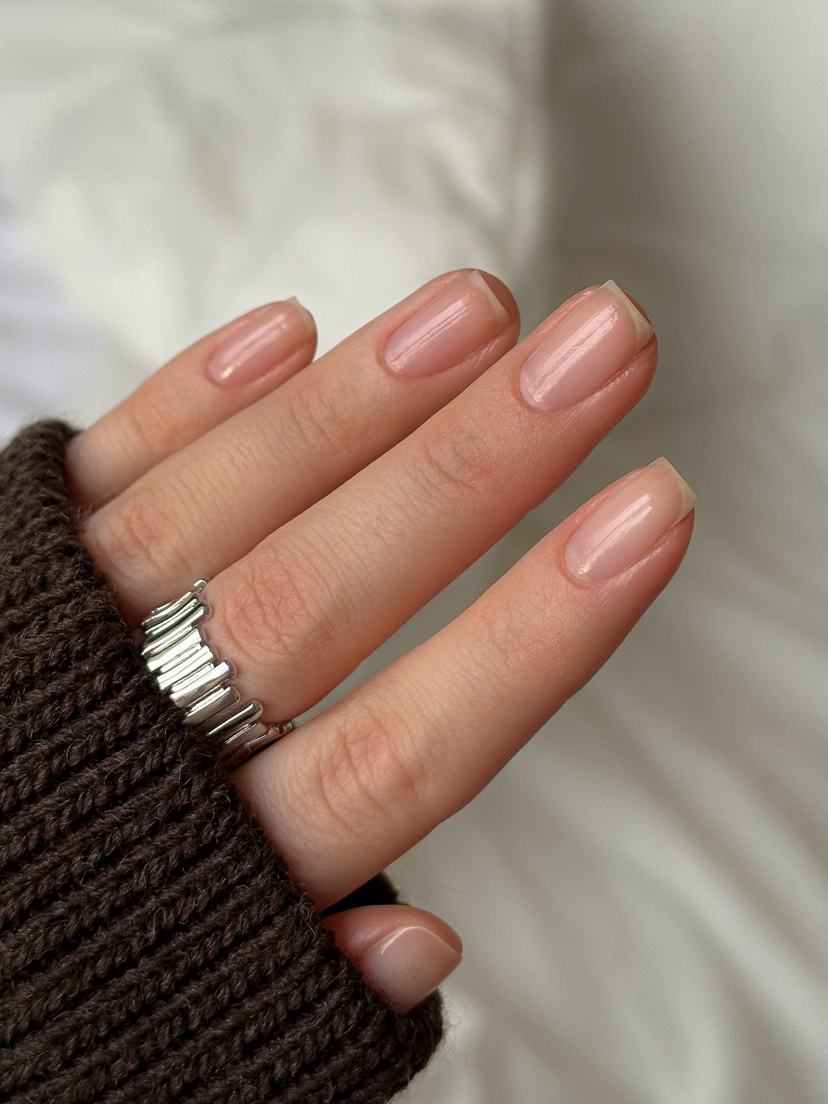 Манікюр без дизайну на короткі нігті для акуратного образу