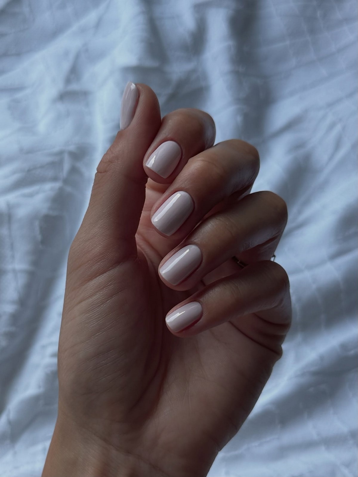 Манікюр без дизайну на короткі нігті для акуратного образу