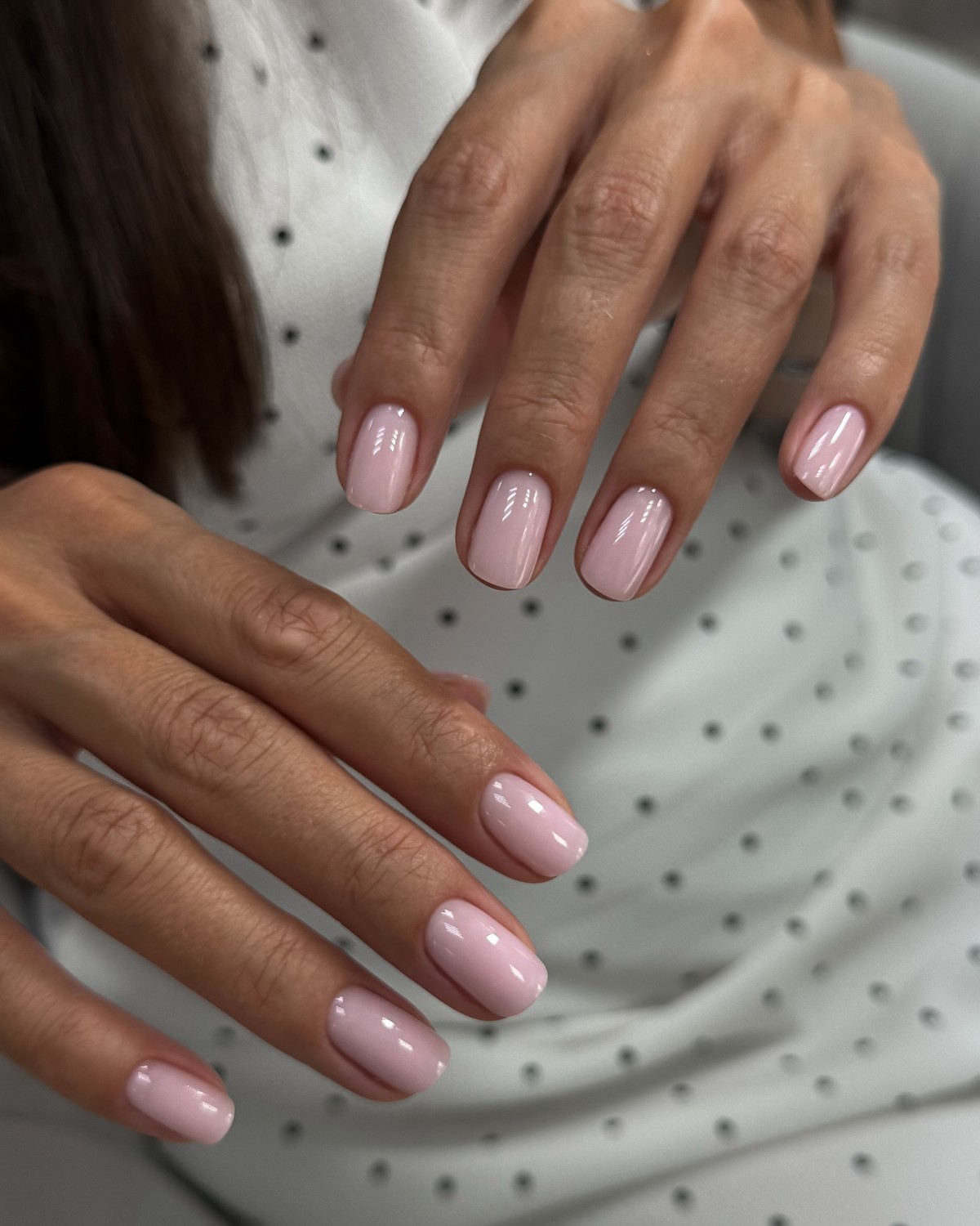 Манікюр без дизайну на короткі нігті для акуратного образу