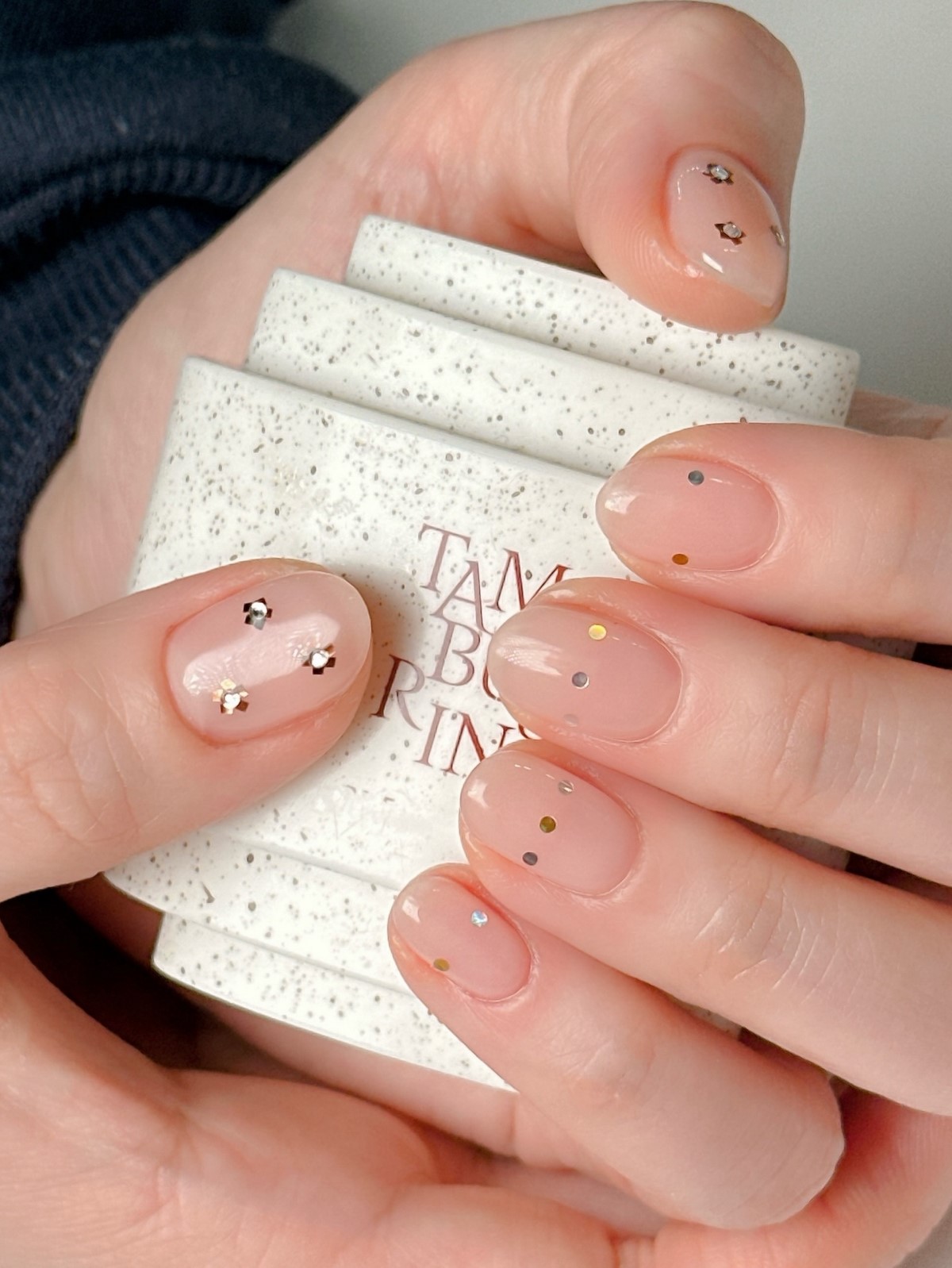 Манікюр на короткі нігті 2026 з ефектом дорогого салону