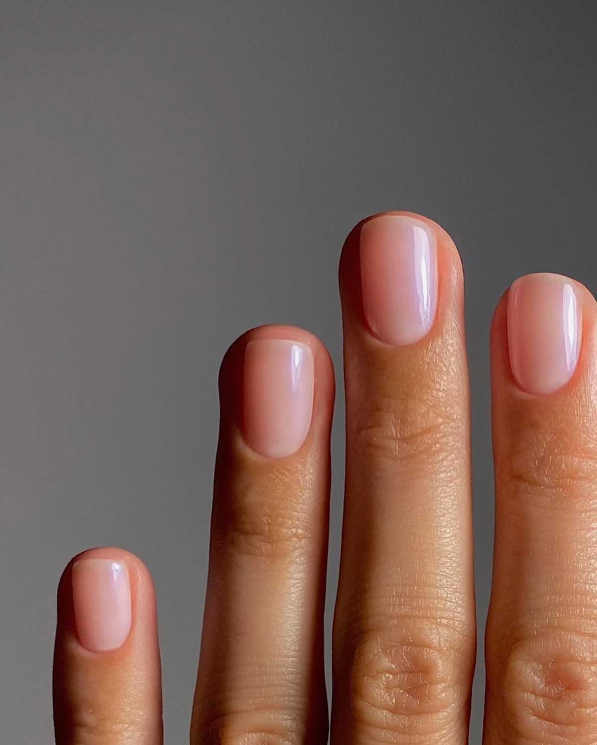 Манікюр на короткі нігті 2026 з ефектом дорогого салону