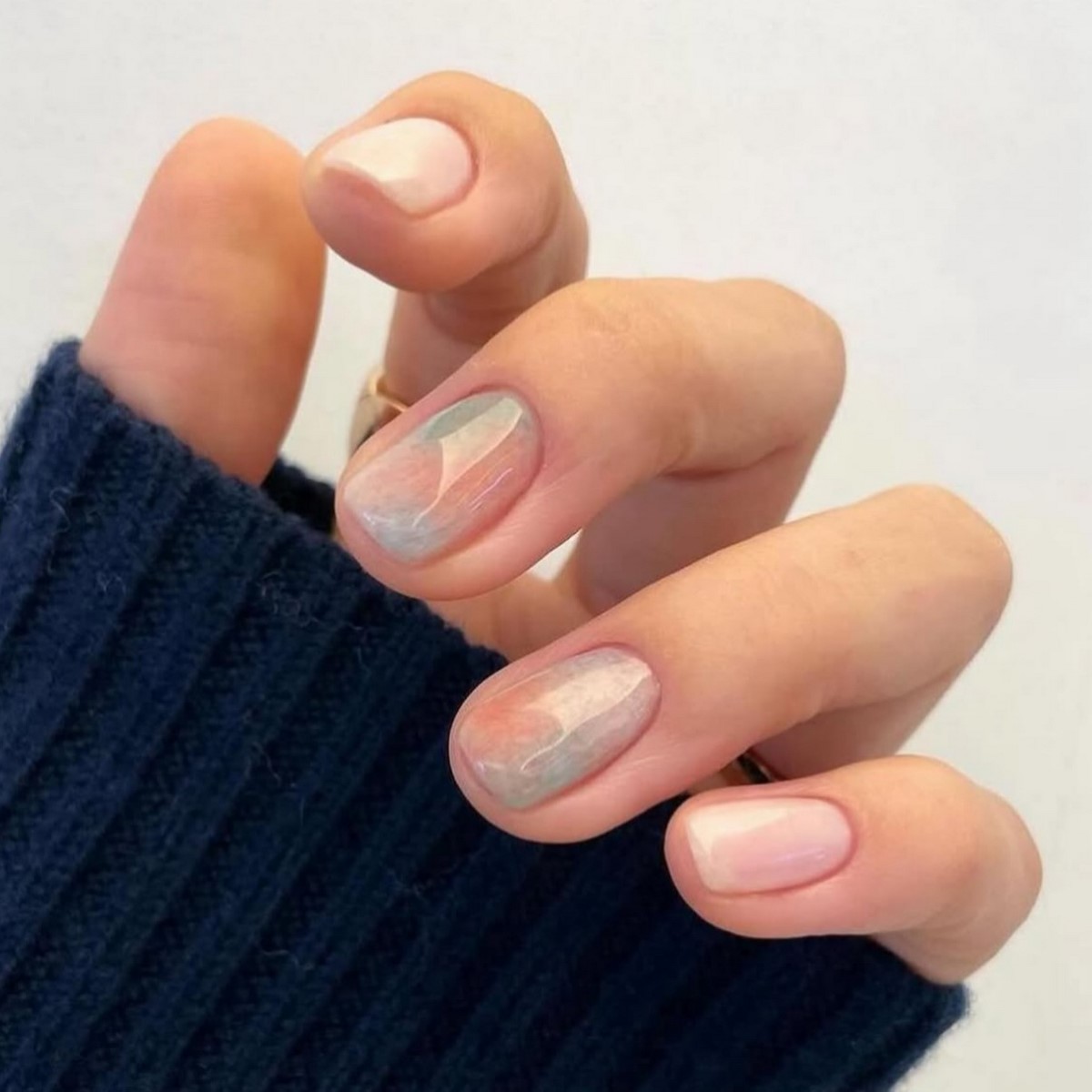 Манікюр на короткі нігті 2026 з ефектом дорогого салону