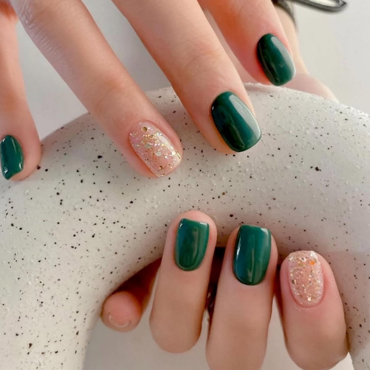 Манікюр на короткі нігті 2026 з ефектом дорогого салону