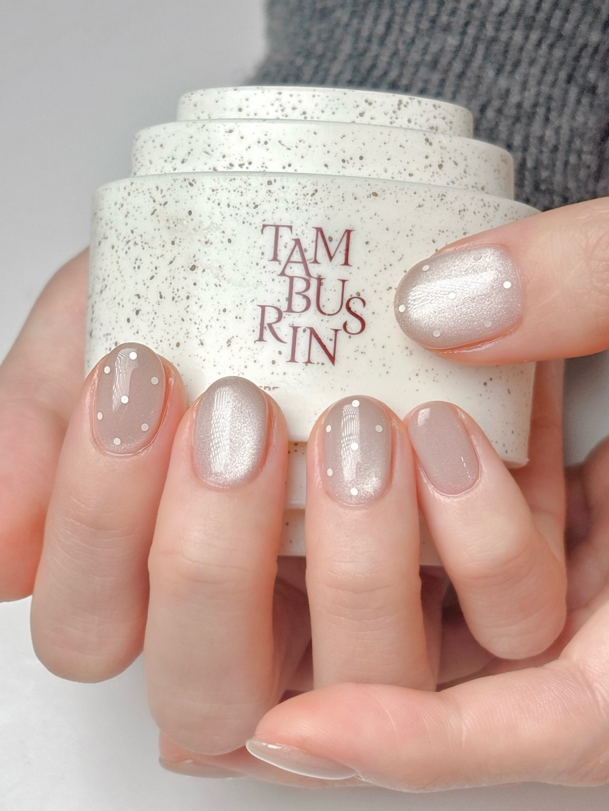 Манікюр на короткі нігті 2026 з ефектом дорогого салону