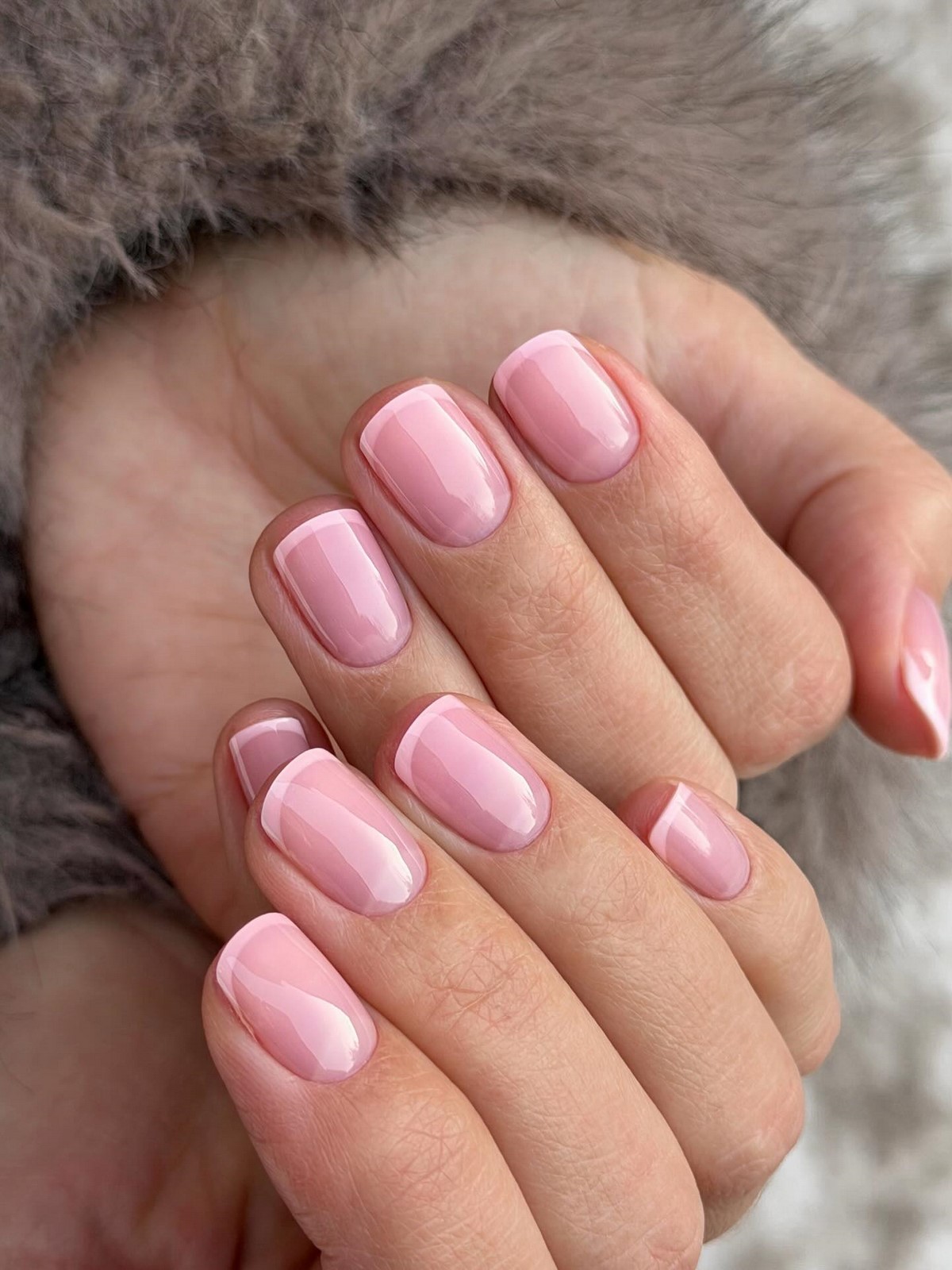 Манікюр на короткі нігті 2026 з ефектом дорогого салону