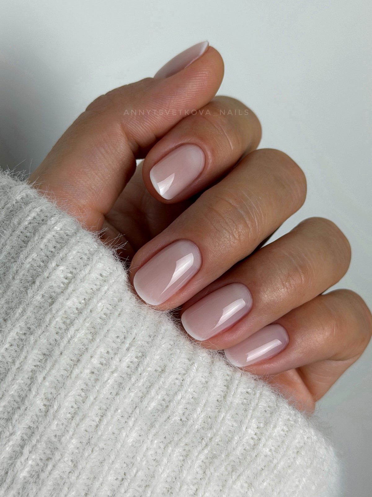 Манікюр на короткі нігті 2026 з ефектом дорогого салону