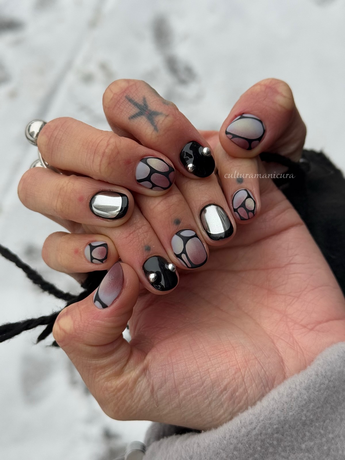 Манікюр на короткі нігті 2026 з ефектом дорогого салону